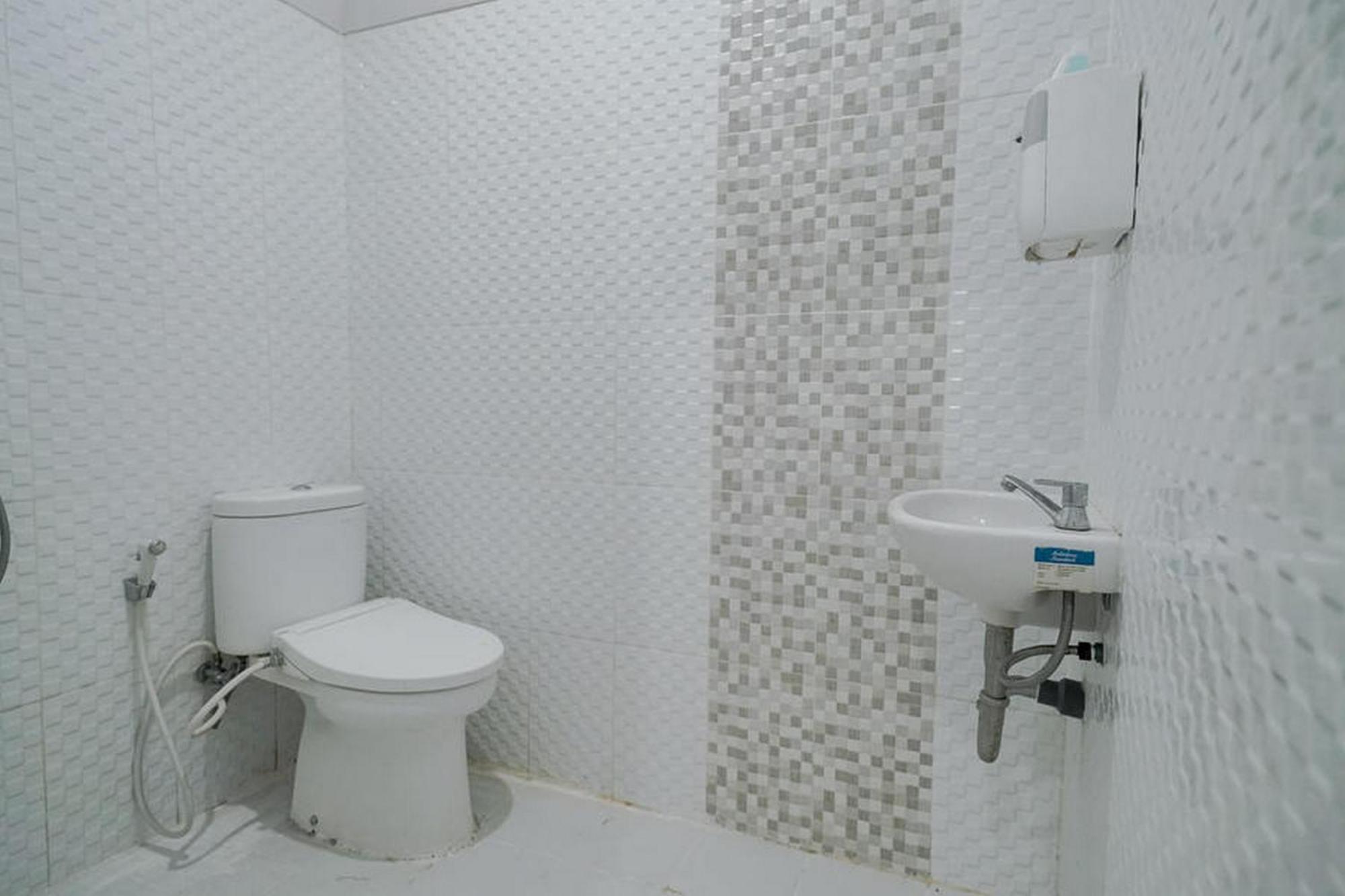 Urbanview Hotel Bari Syariah Palembang By Reddoorz Palimbão Exterior foto